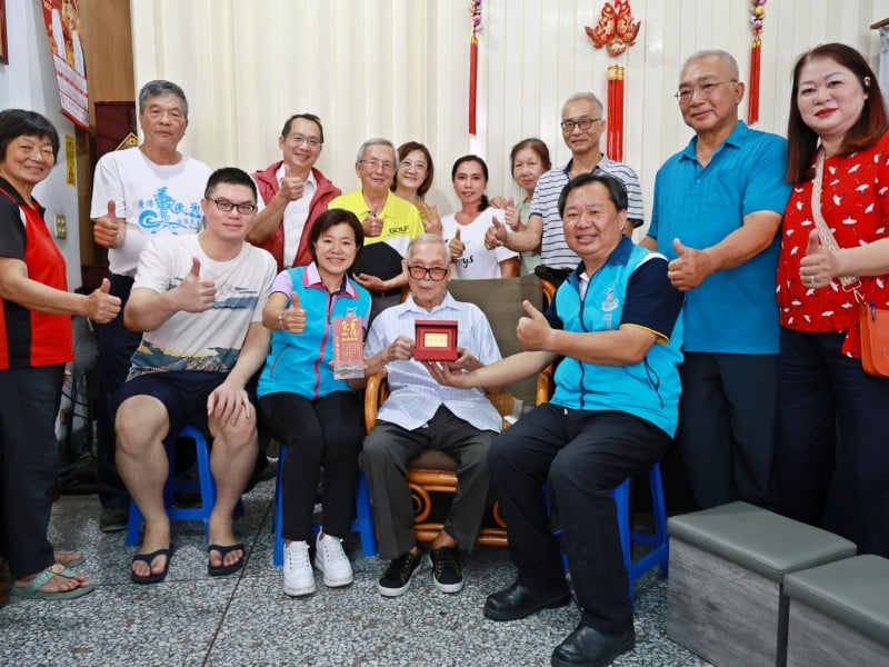 吉安鄉滿百人瑞20位最高齡106歲 游淑貞親頒「金牌」並調升千元敬老禮金